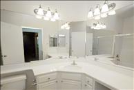 Los Angeles - Woodland Hills - Versailles - Bathroom