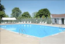 Hartford - Enfield - Fox Hill Apartments - Swimming Pool